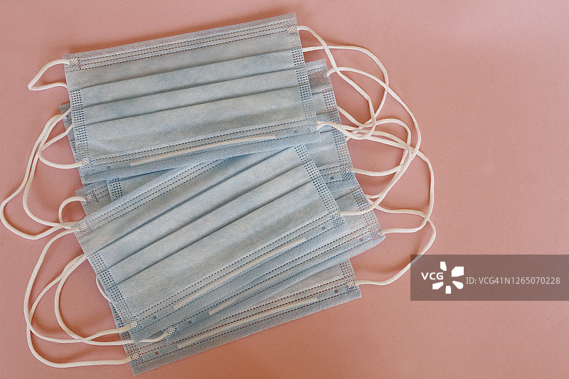 粉色背景上的防护口罩图片素材