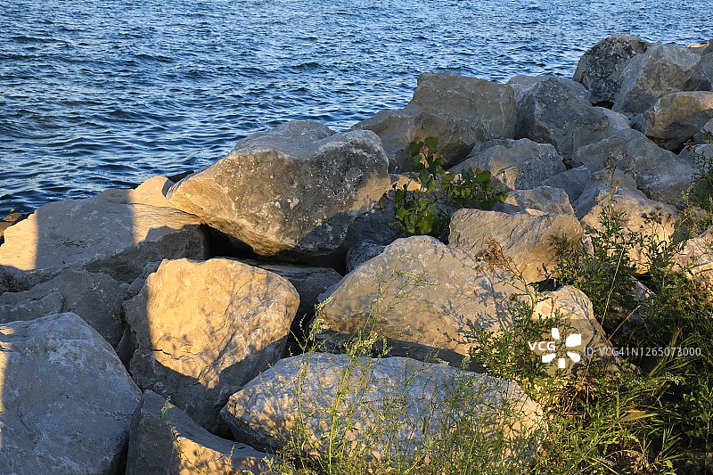 岸边用作人工鱼礁的巨石图片素材