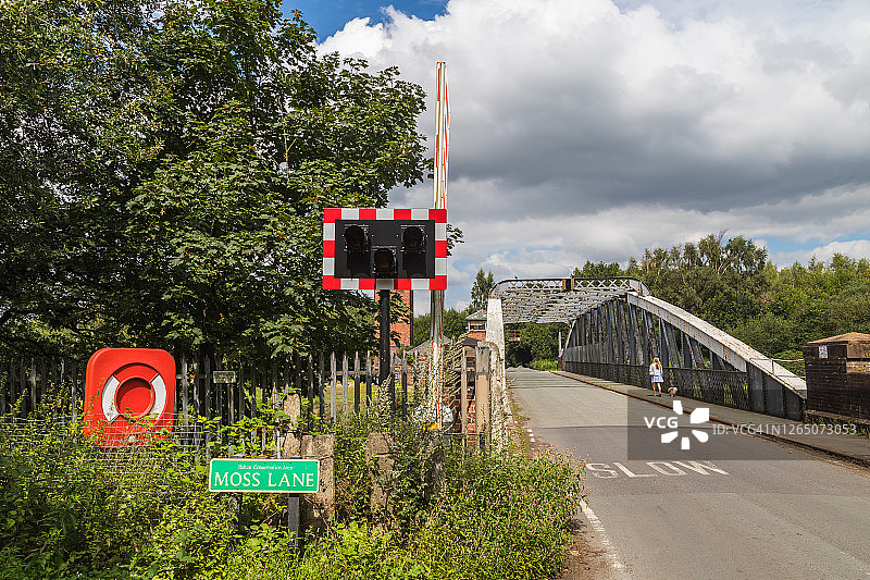 穆尔巷旋转桥上的交通信号灯图片素材