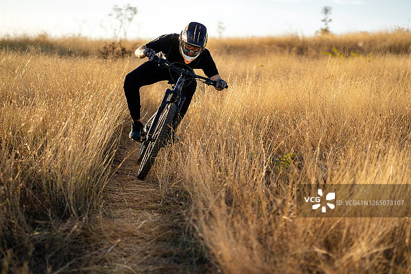 在田野上骑自行车下坡图片素材