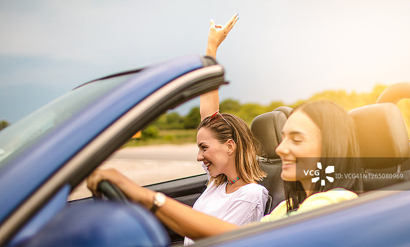 敞篷车公路之旅图片素材