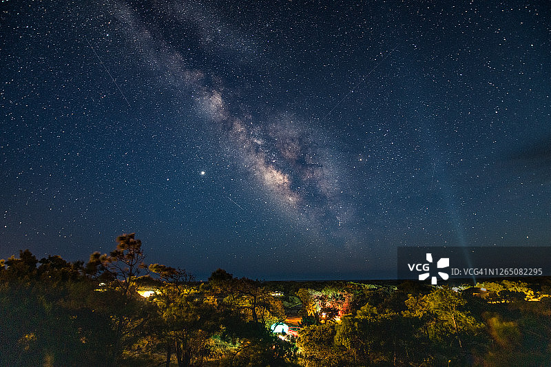 露营地上空的银河和英仙座流星雨图片素材