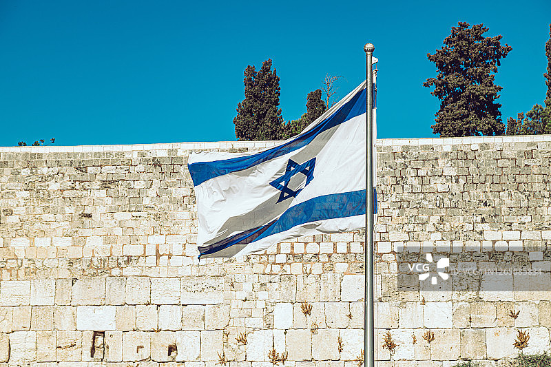 以色列国旗与西墙和蓝天图片素材