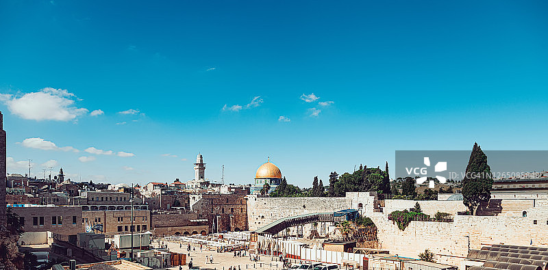 耶路撒冷老城全景，蓝天为背景图片素材