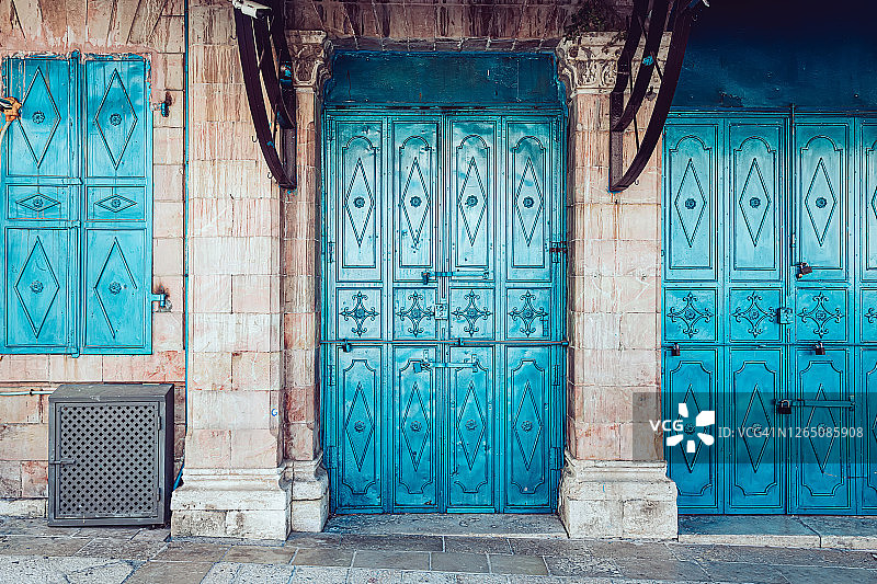 耶路撒冷老城关闭商店的老旧蓝色大门图片素材