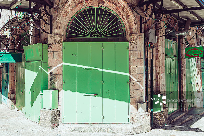 耶路撒冷老城集市中关闭的店铺，绿色大门图片素材