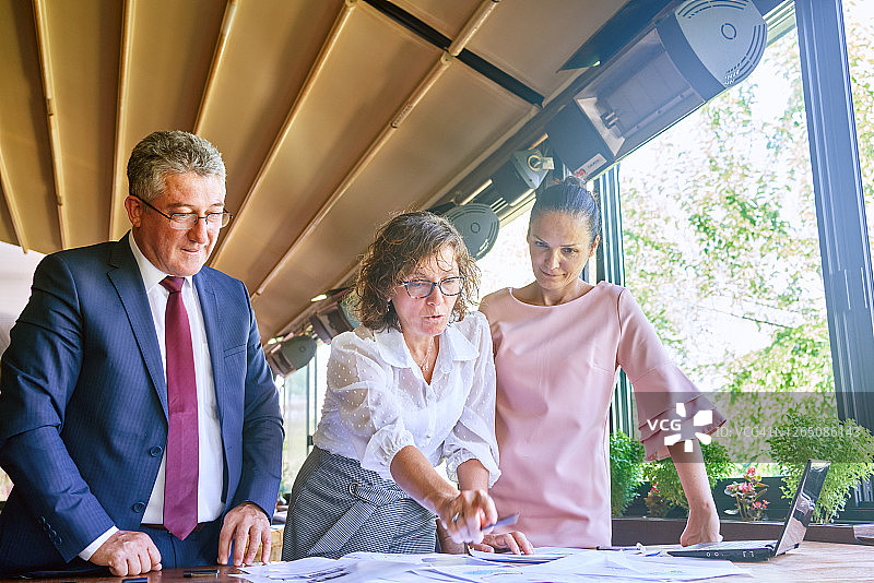 一群不同肤色的商务人士在办公室开会的特写镜头图片素材