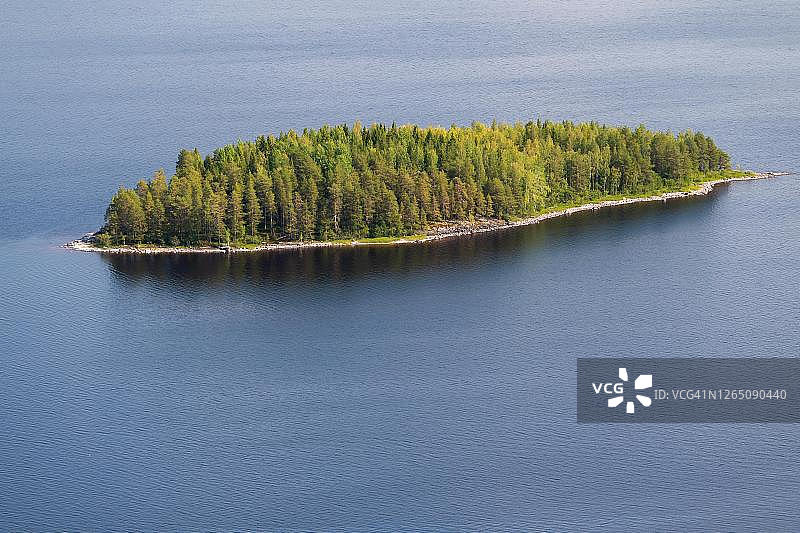 森林覆盖的岛屿，皮耶利宁湖，科利国家公园，北卡累利阿，芬兰图片素材