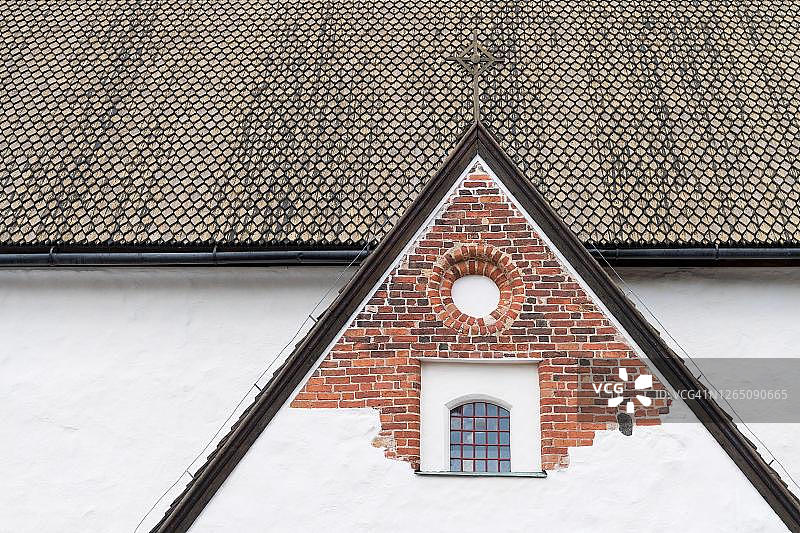 带木瓦的屋顶，砖砌山墙，博尔沃主教教堂图片素材