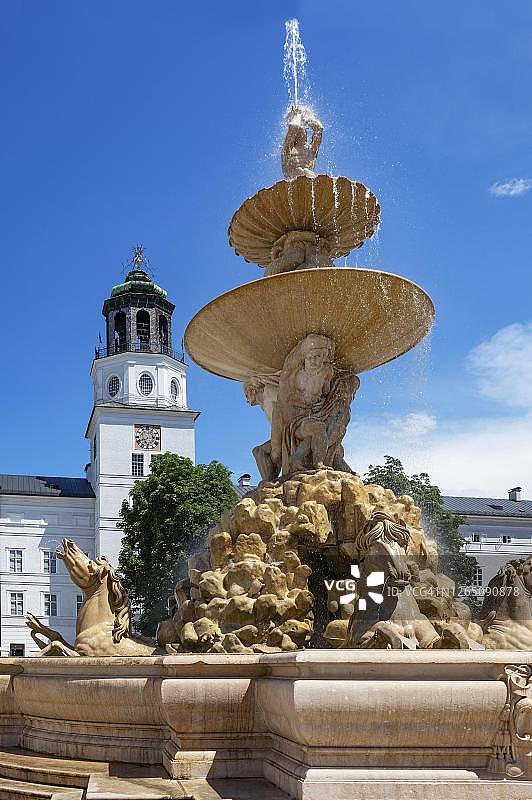 奥地利萨尔茨堡的 Residenzplatz 和 Residenz 喷泉图片素材