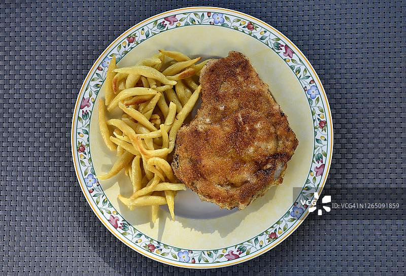 炸肉排配施瓦本土豆面图片素材