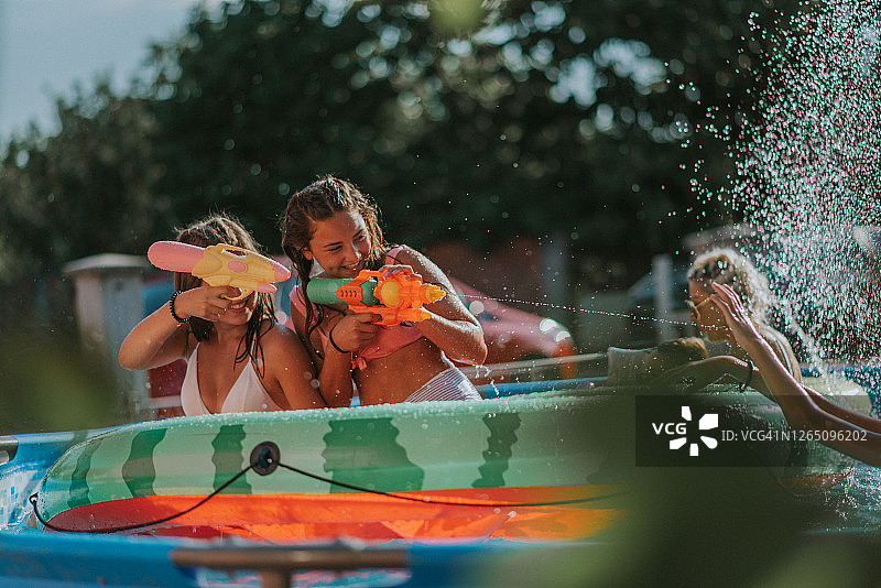 与家人朋友的泳池派对图片素材