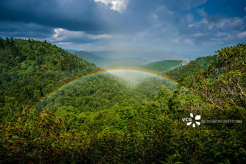 山谷上的彩虹图片素材