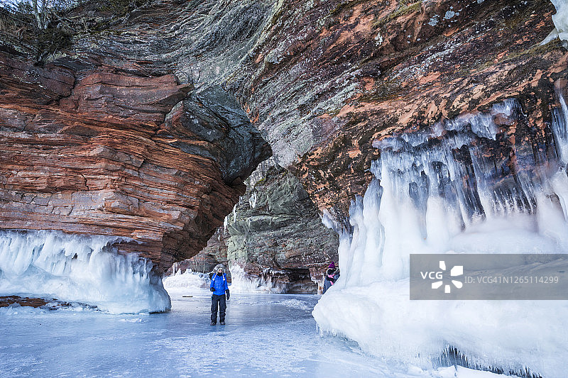 在苏必利尔湖湿滑的冰面上行走图片素材