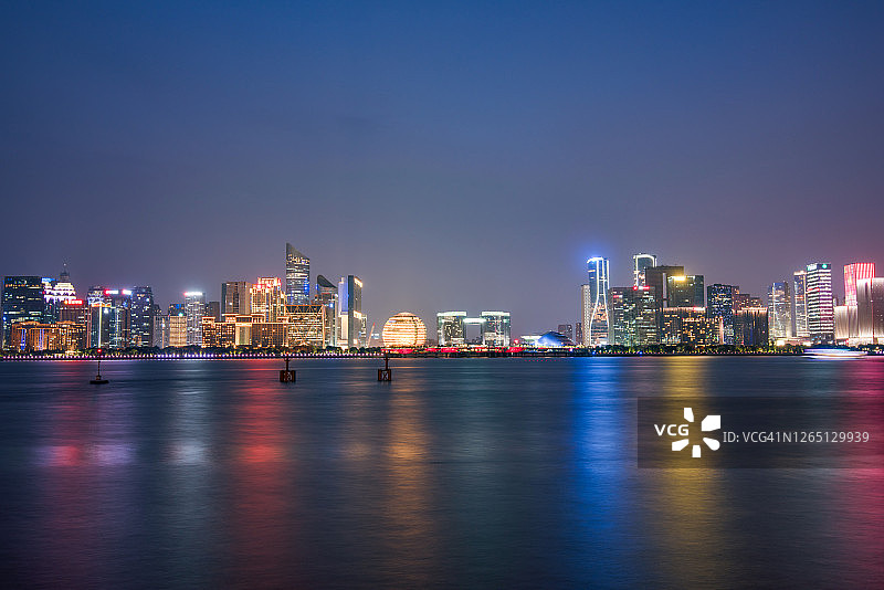 现代城市黎明时分的河边城市景观图片素材