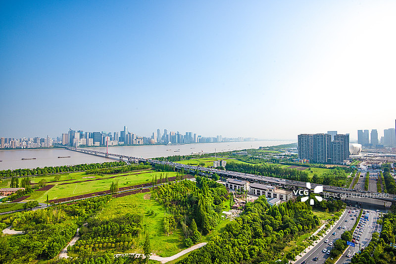 河流附近的现代城市景观图片素材