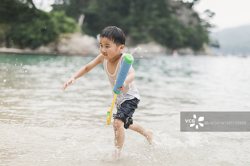 男孩在海滩上玩耍图片素材