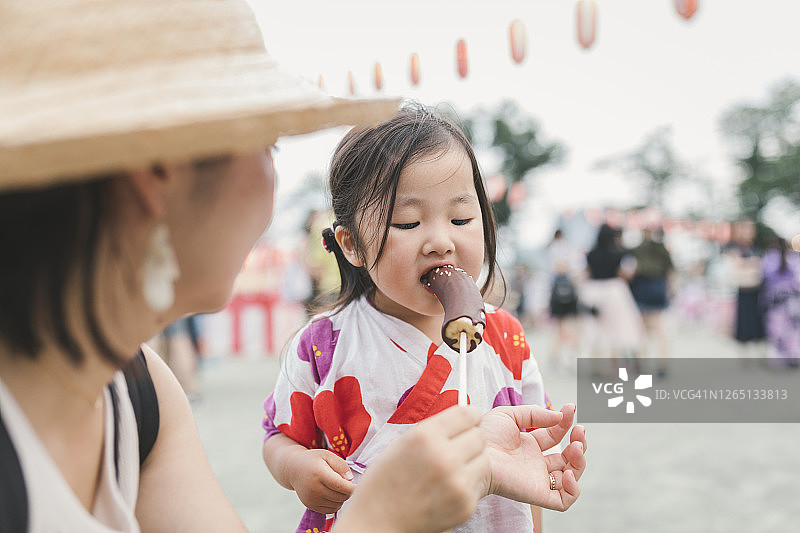 母女享受夏日节庆图片素材