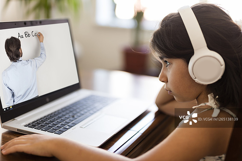 正在上网课的小女孩图片素材