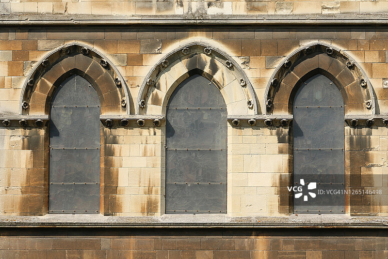 修道院教堂的彩色玻璃窗，该教堂是圣十字和圣劳伦斯教堂，也是沃尔瑟姆修道院的教区教堂图片素材