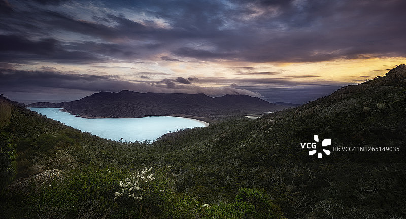 黄昏时分塔斯马尼亚菲欣纳国家公园的酒杯湾图片素材