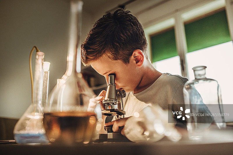 男孩们在家里的实验室里快乐地学习图片素材