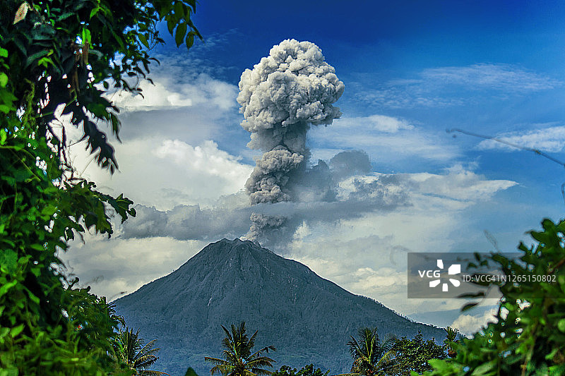 锡纳朋火山喷发图片素材