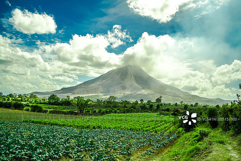 锡纳朋火山全景图片素材