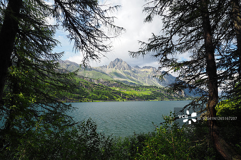 恩嘎丁谷锡尔斯湖全景图片素材