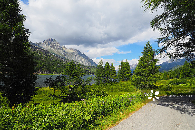 恩嘎丁谷锡尔斯湖全景图片素材