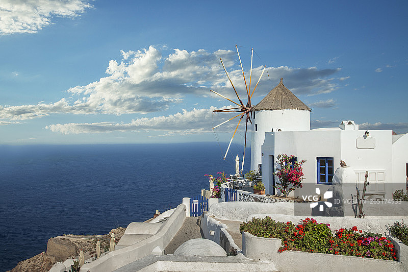 希腊圣托里尼伊亚海滨的古老风车图片素材
