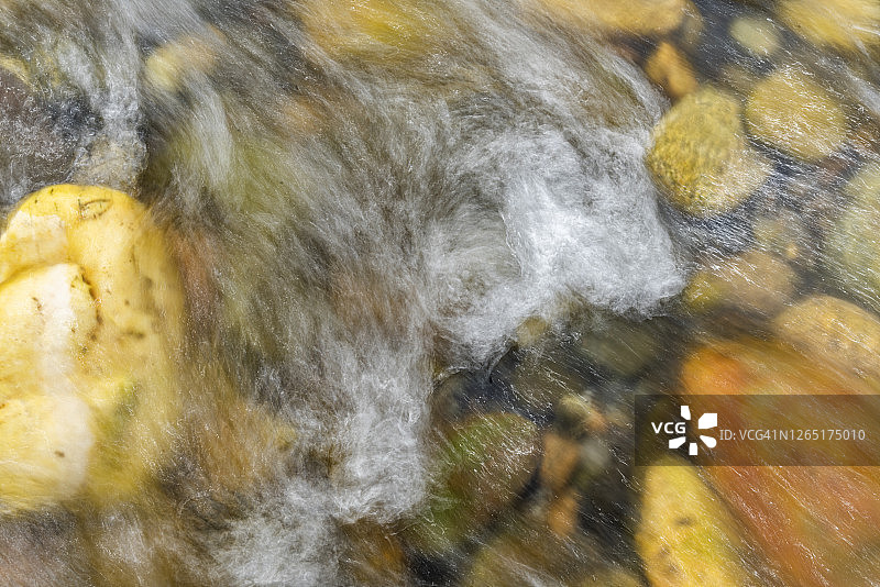 模糊的大伍德河水和岩石图片素材