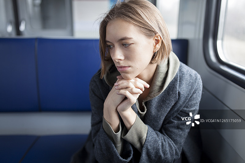 火车上的年轻女子肖像图片素材