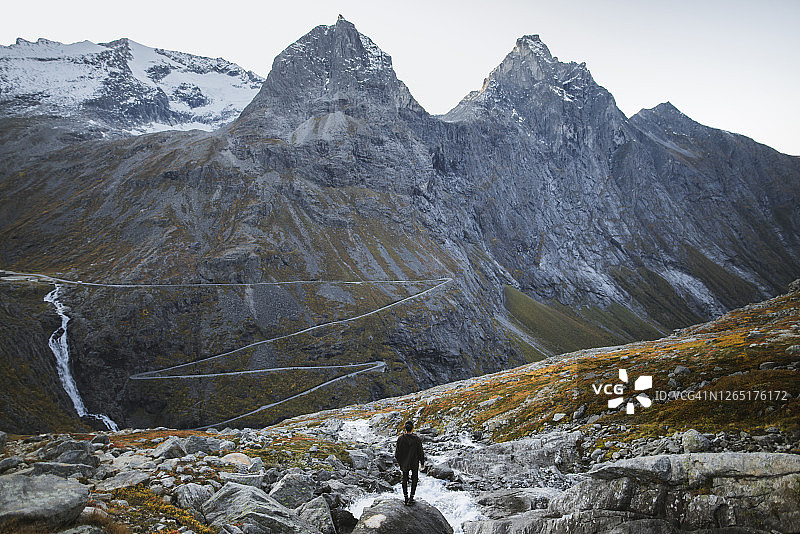 挪威翁达尔斯内斯，精灵之路，男子眺望精灵之路的风景图片素材
