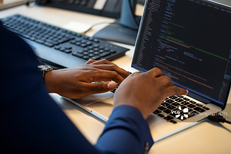 使用笔记本电脑的电脑程序员图片素材