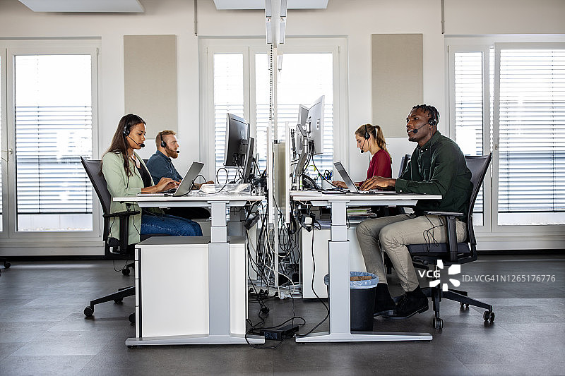 忙碌的呼叫中心办公室图片素材