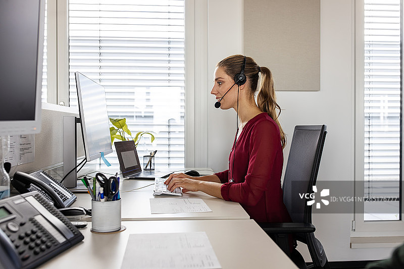 女人为客户提供在线支持图片素材