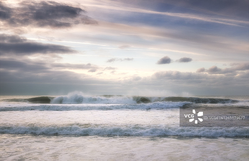 长岛琼斯海滩美丽的柔浪和云彩图片素材