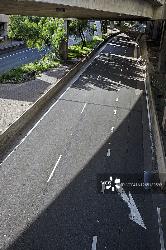空旷的主干道，高速公路上没有车辆，新冠疫情图片素材
