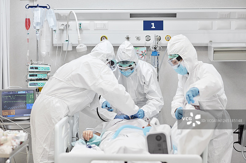 急救团队使用呼吸机帮助病人呼吸图片素材