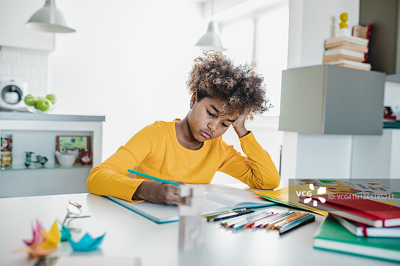 在家学习的年轻女孩图片素材