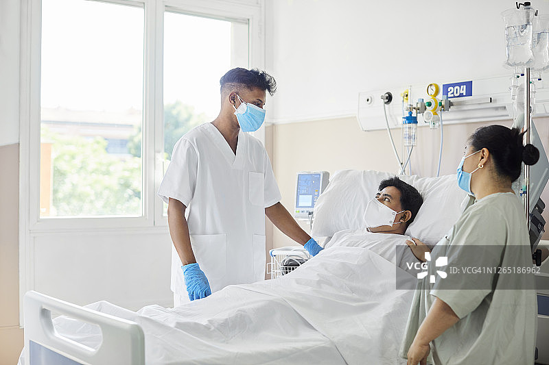 重要工作人员安慰卧床不起的病人图片素材