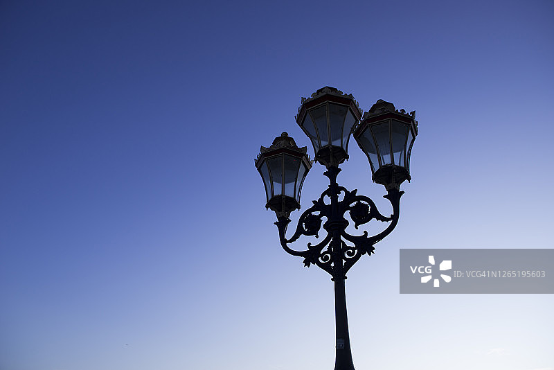 普特尼桥上的维多利亚时期路灯图片素材