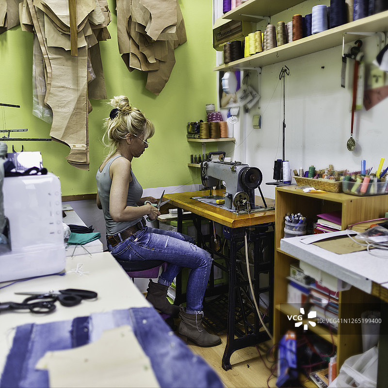 工作中的女装裁缝师图片素材