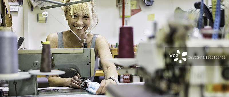 工作中的女装裁缝师图片素材