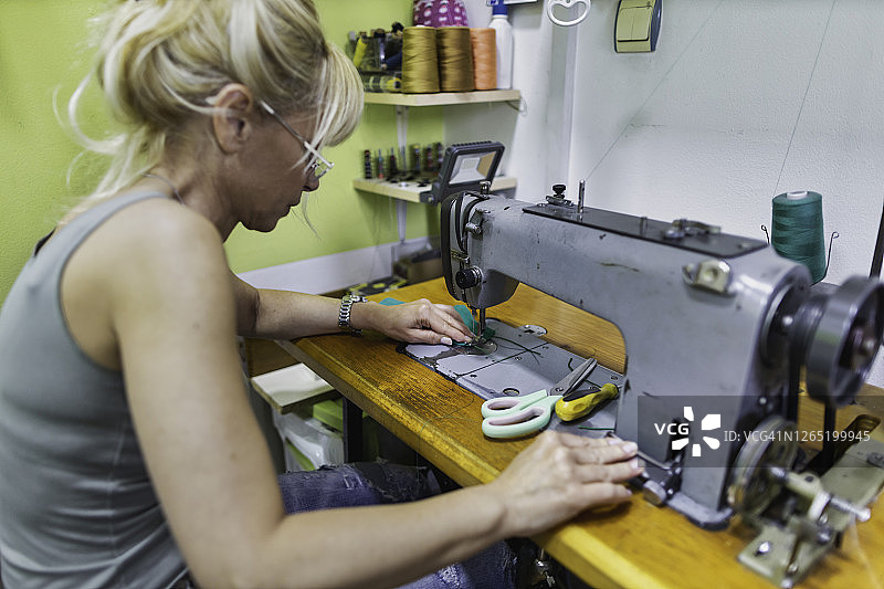 工作中的女装裁缝师图片素材