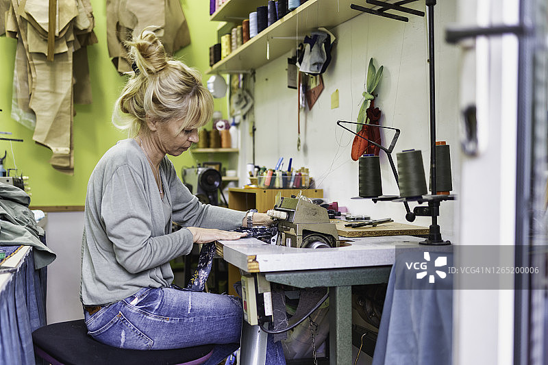 工作中的女装裁缝师图片素材