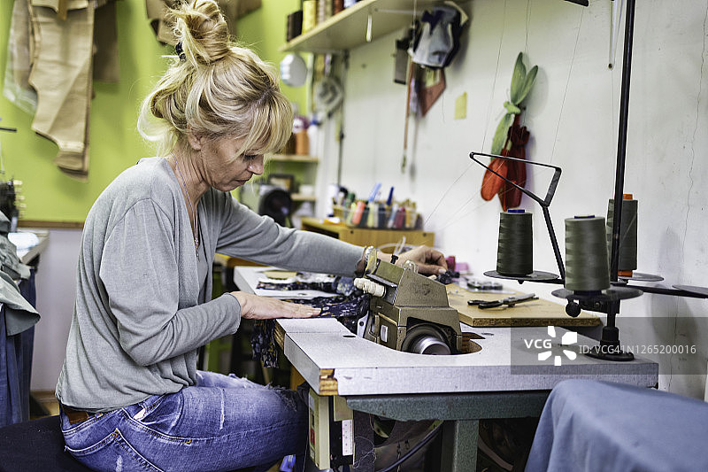 工作中的女装裁缝师图片素材