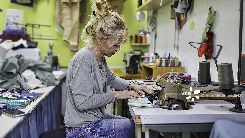 工作中的女装裁缝师图片素材