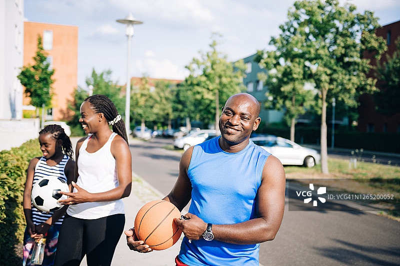 一家人前往运动场图片素材